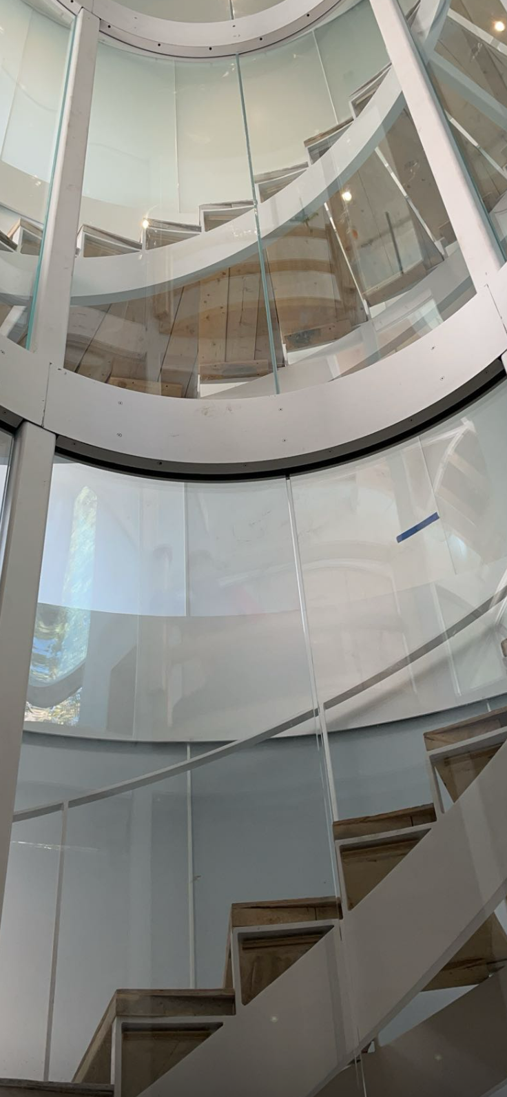 Cage d'escalier en verre